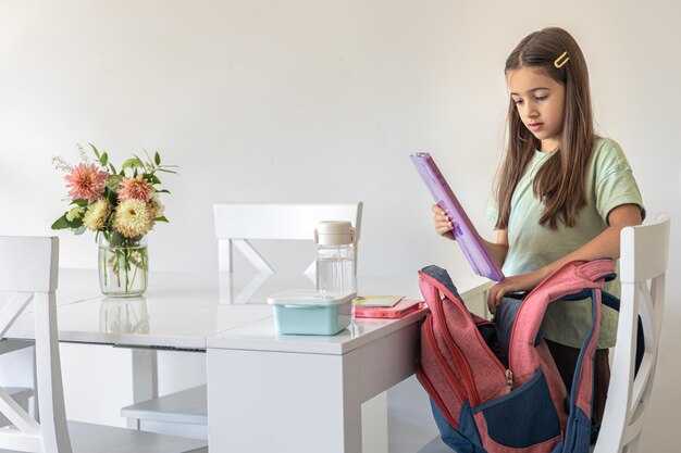 Как правильно расположить стол в комнате?