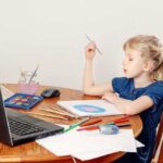 kak-organizovat-rabochij-stol-shkolnika-soveti-dlya-produktivnogo-uchebn